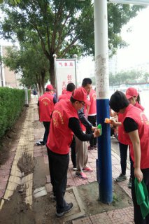 清洁公交站牌 展示城市风貌...